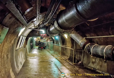 These tunnels house sewer pipes, pipes for drainwater from the streets, water for street-cleaning, etc.